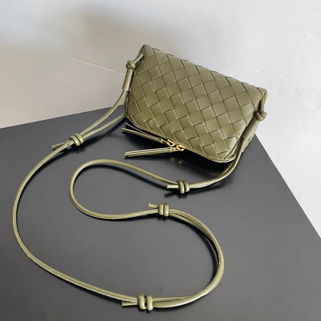 Batch 1260 BV new mini bag ceiling Bottegaveneta new Concert Pouch bag is small and has a large capacity. It can hold a Pro max mobile phone. The shoulder strap is adjustable for cross-body carry. It is very cost-effective when carried on one shoulder. The latest small bag in autumn has a lot of capacity. It can hold 4 short clips. I also tried it and it can hold one of my fists. It is cute, the capacity is touching and the length of the shoulder strap is adjustable for daily commuting. Full score 10 #bv woven bag Style number: 794258 Size: 18.5*11.5*8.5cm